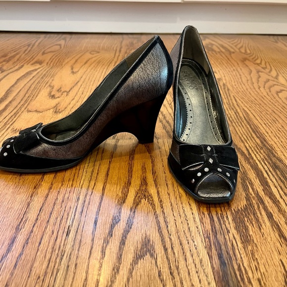 Franco Sarto Black and Silver Open-Toe Pumps size 7.5. 3.25 Inch Heels - Picture 5 of 6
